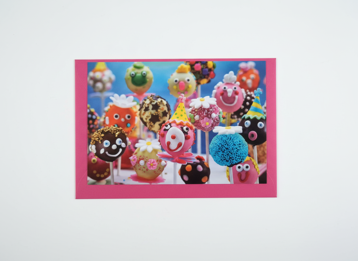 Kort 18,5x13cm med farvet kuvert kort Edition Gollong Farverige kager på pind