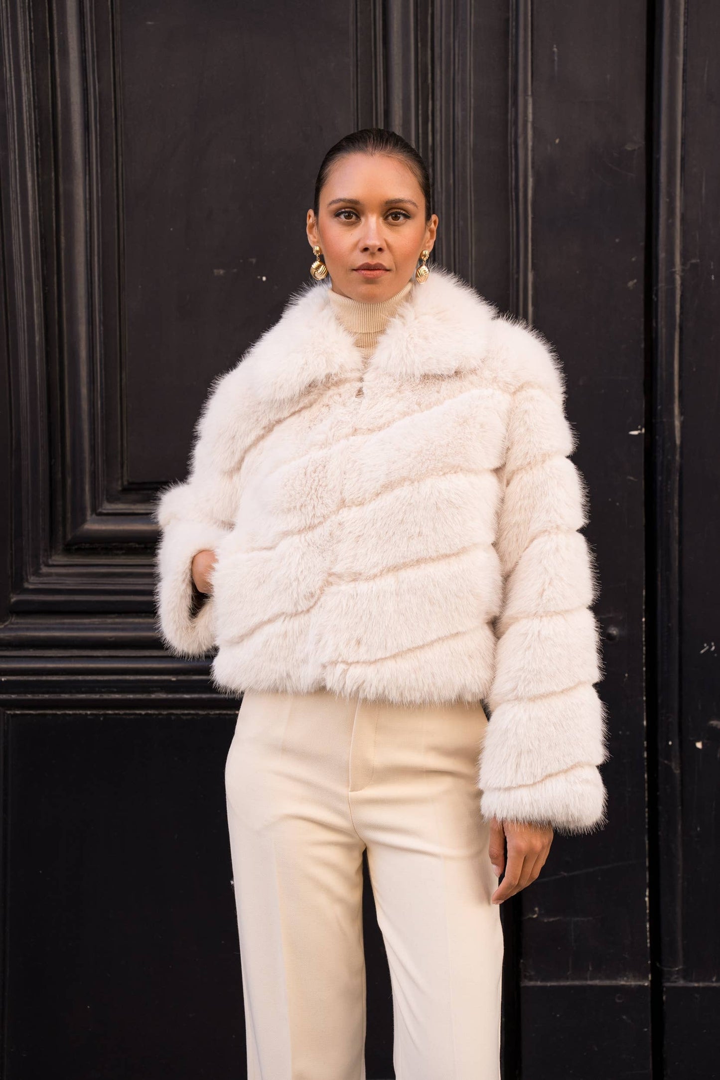 Kort Frakke i Imiteret Pels / Fake Fur – Beige Attentif Paris M/L Råhvid