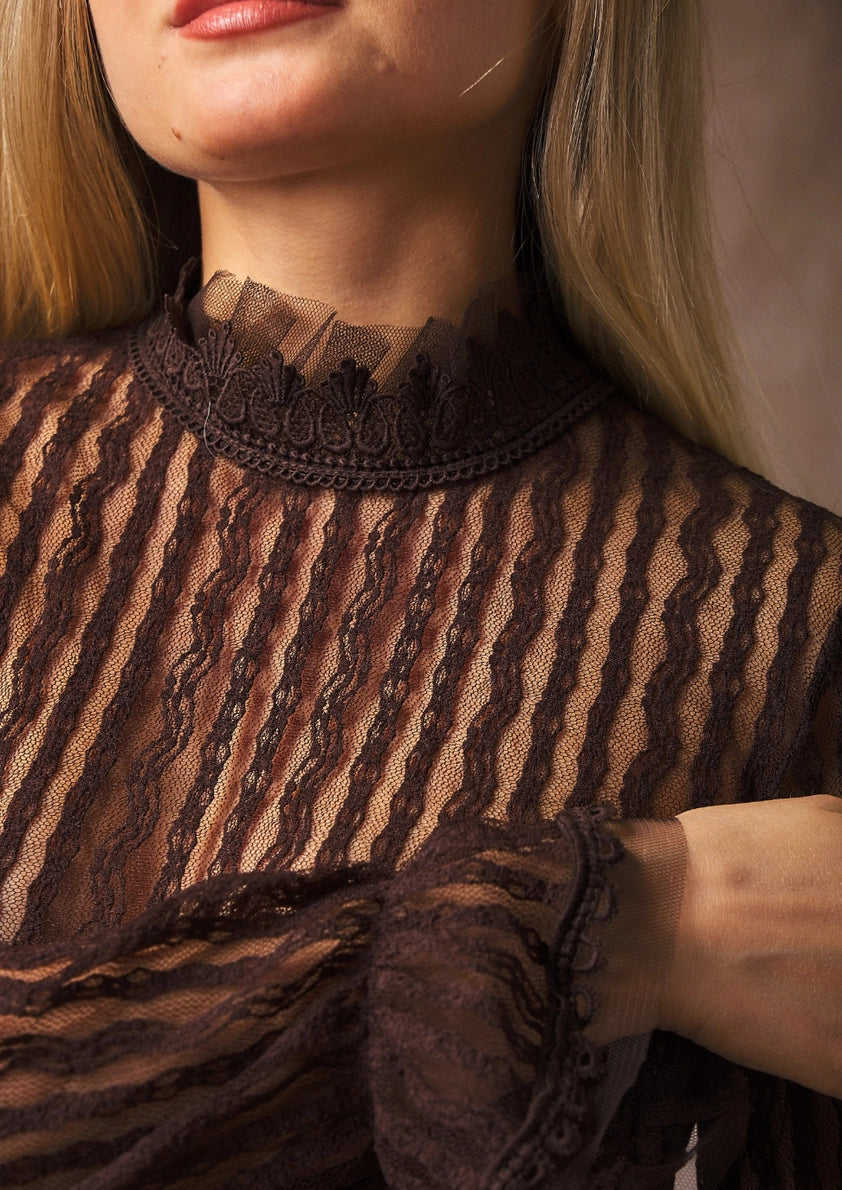 Elegant Blondebluse med Rullekrave - Choklate Paris | Semitransparent Voile Bluser Choklate