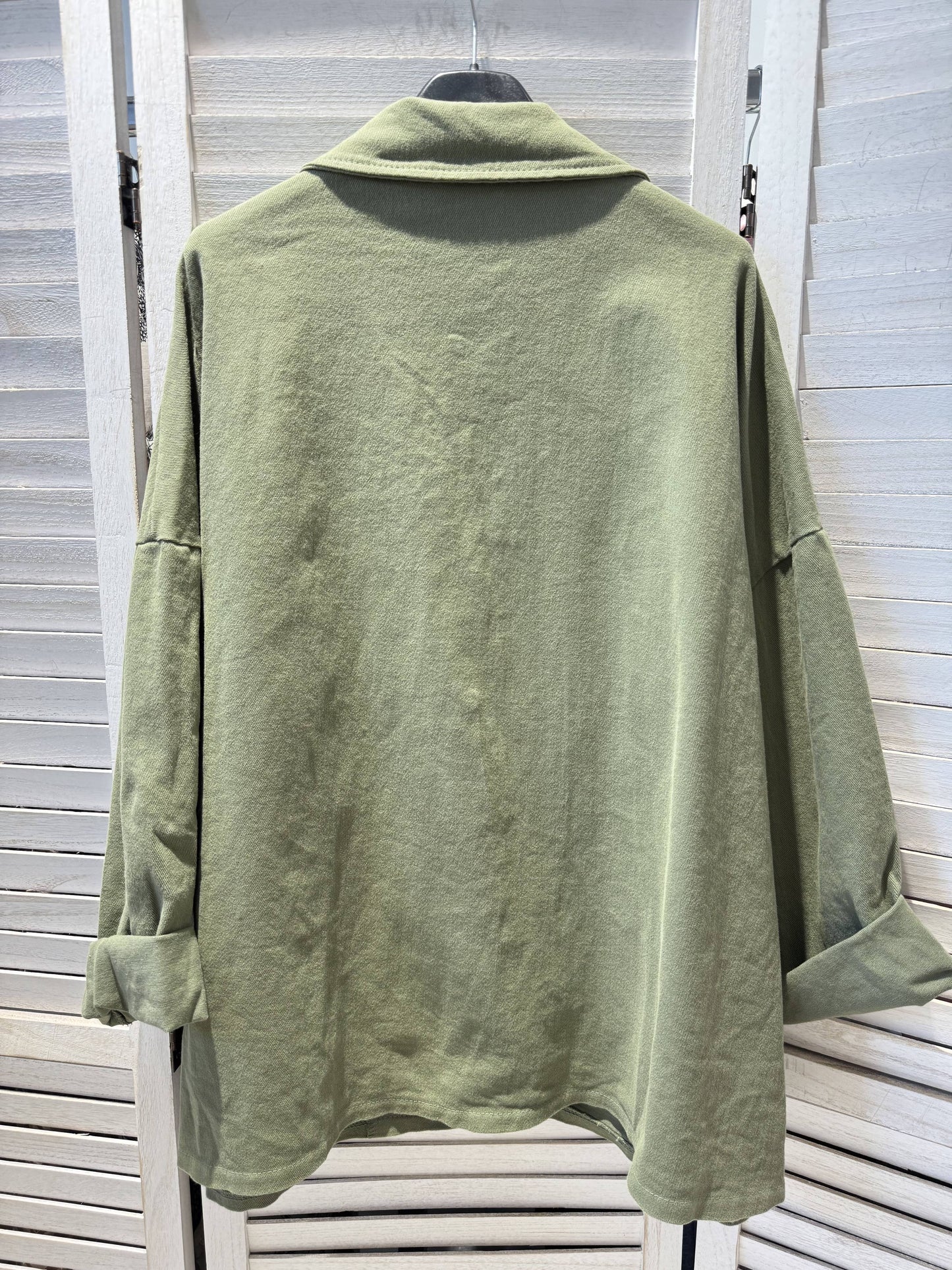 Oversize jakke med påsyede mærker Khaki – Victoria & Isaac VICTORIA&ISAAC
