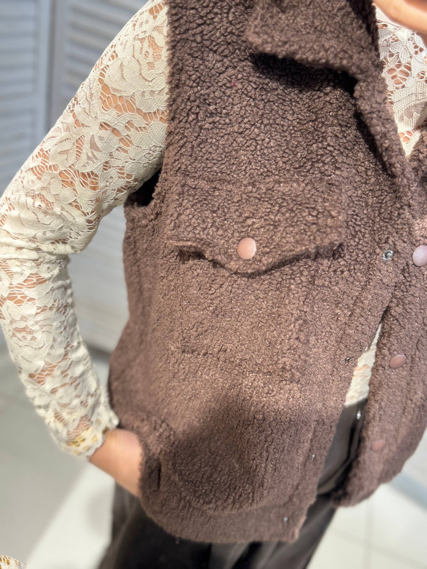 Plysvest med Lommer Brun - Imiteret Pels | VICTORIA&ISAAC VICTORIA&ISAAC