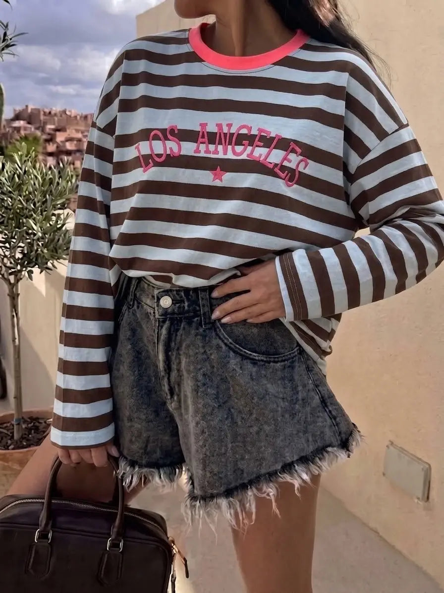 Los Angeles langærmet T-shirt med striber og broderet skrift Tøj ESTEE BROWN One-Size Lyseblå/Brun/pink