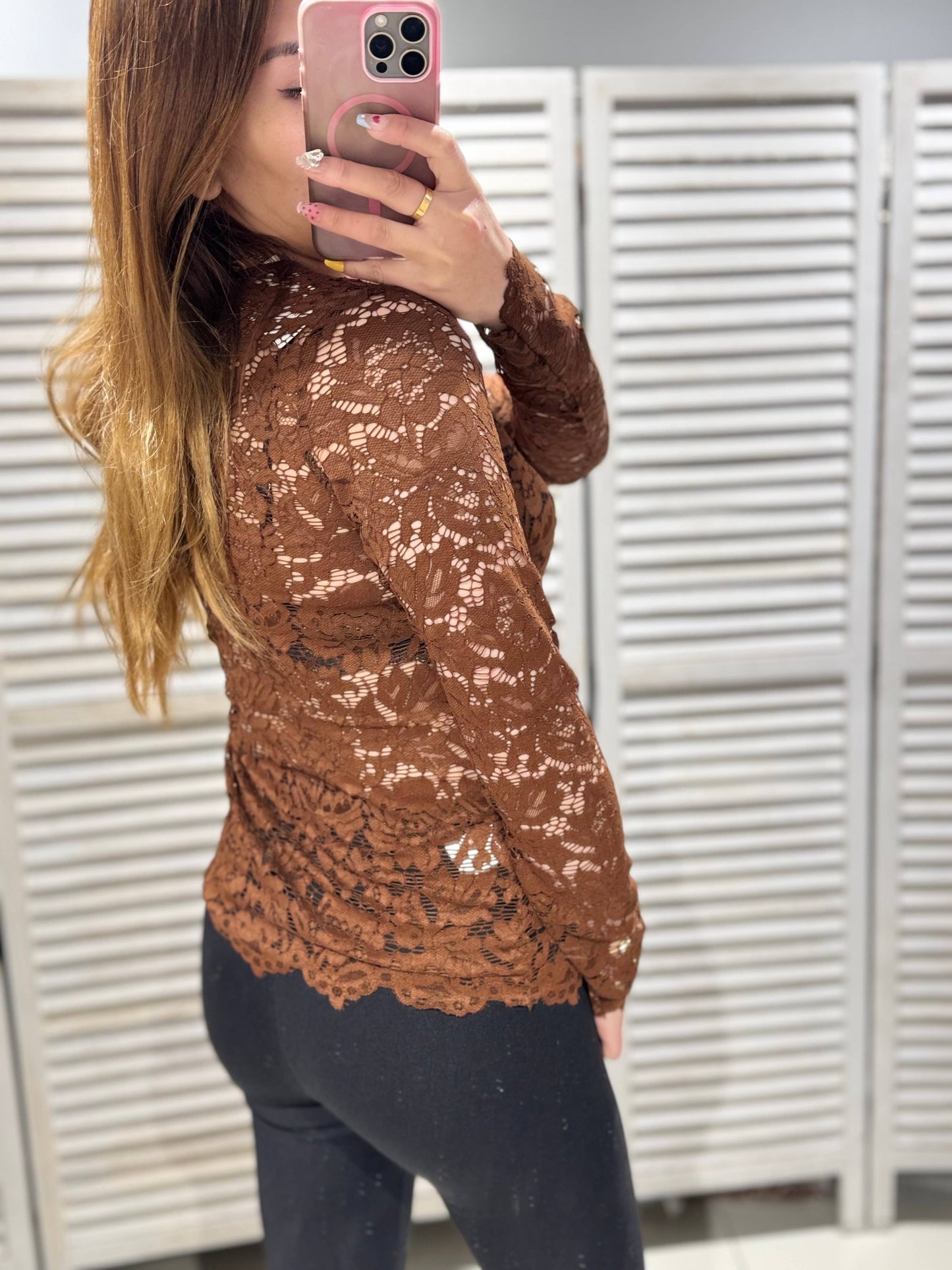 Langærmet Blondebluse Brun - Elegant og Sofistikeret | VICTORIA&ISAAC VICTORIA&ISAAC