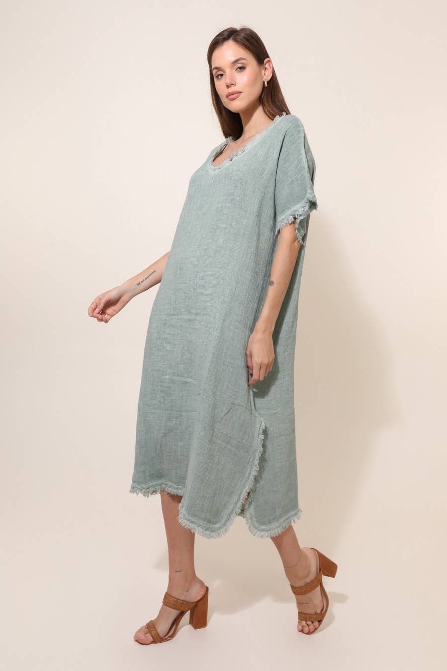 Kjole med V hals og fryns 50% hør 50% bomuld - Fås i flere farver LÉA & LUC