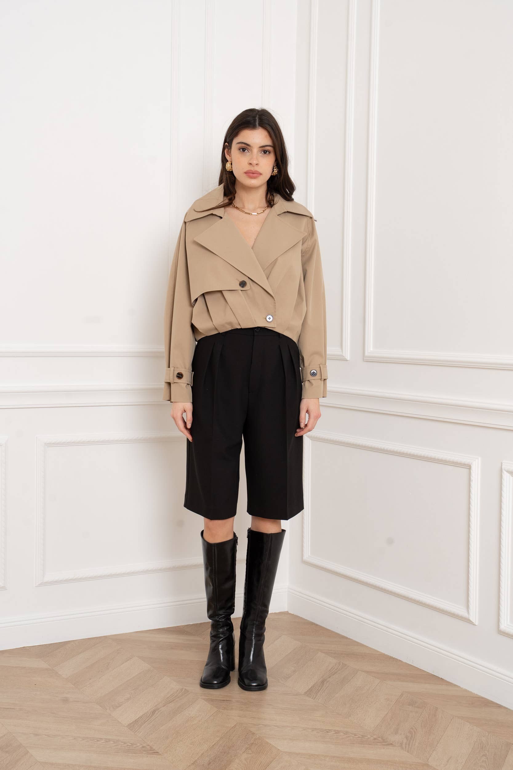 Taljekort Trenchcoat med Asymmetrisk Knaplukning – S/M & L/XL Attentif Paris