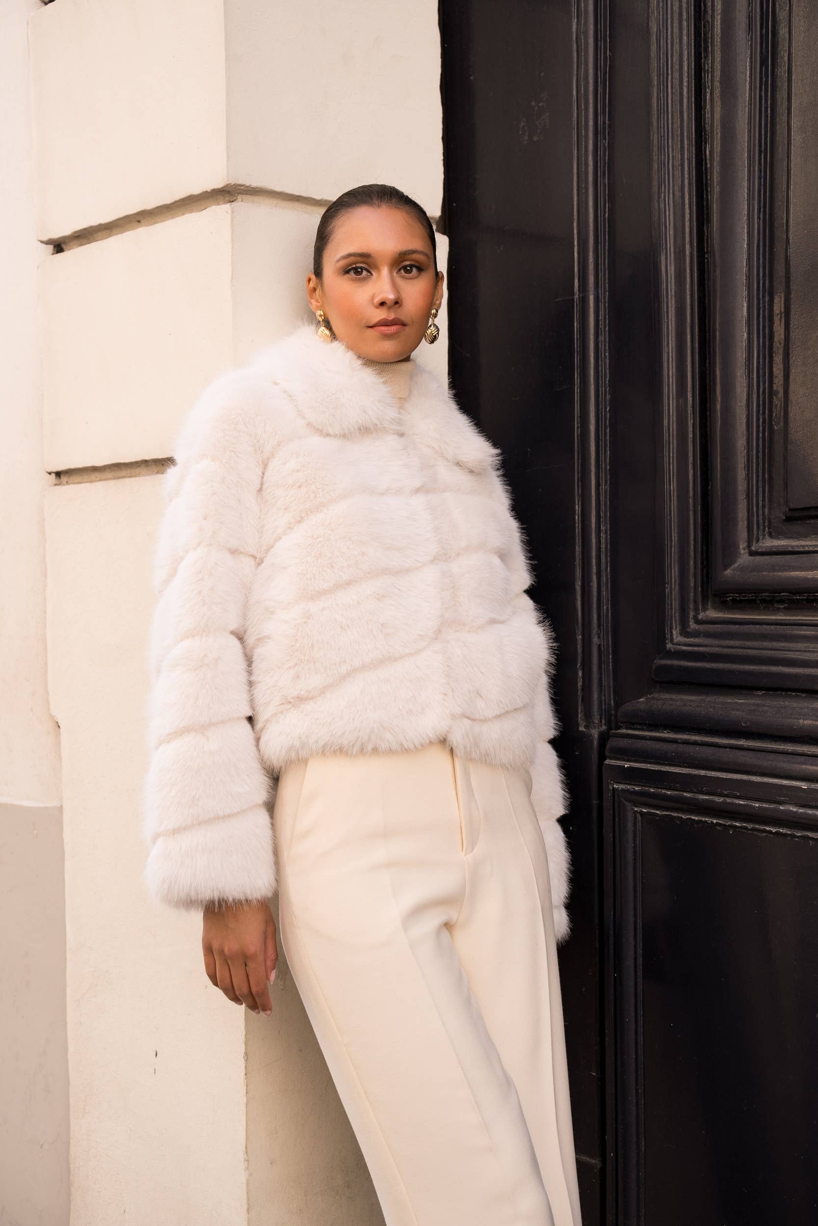 Kort Frakke i Imiteret Pels / Fake Fur – Beige Attentif Paris