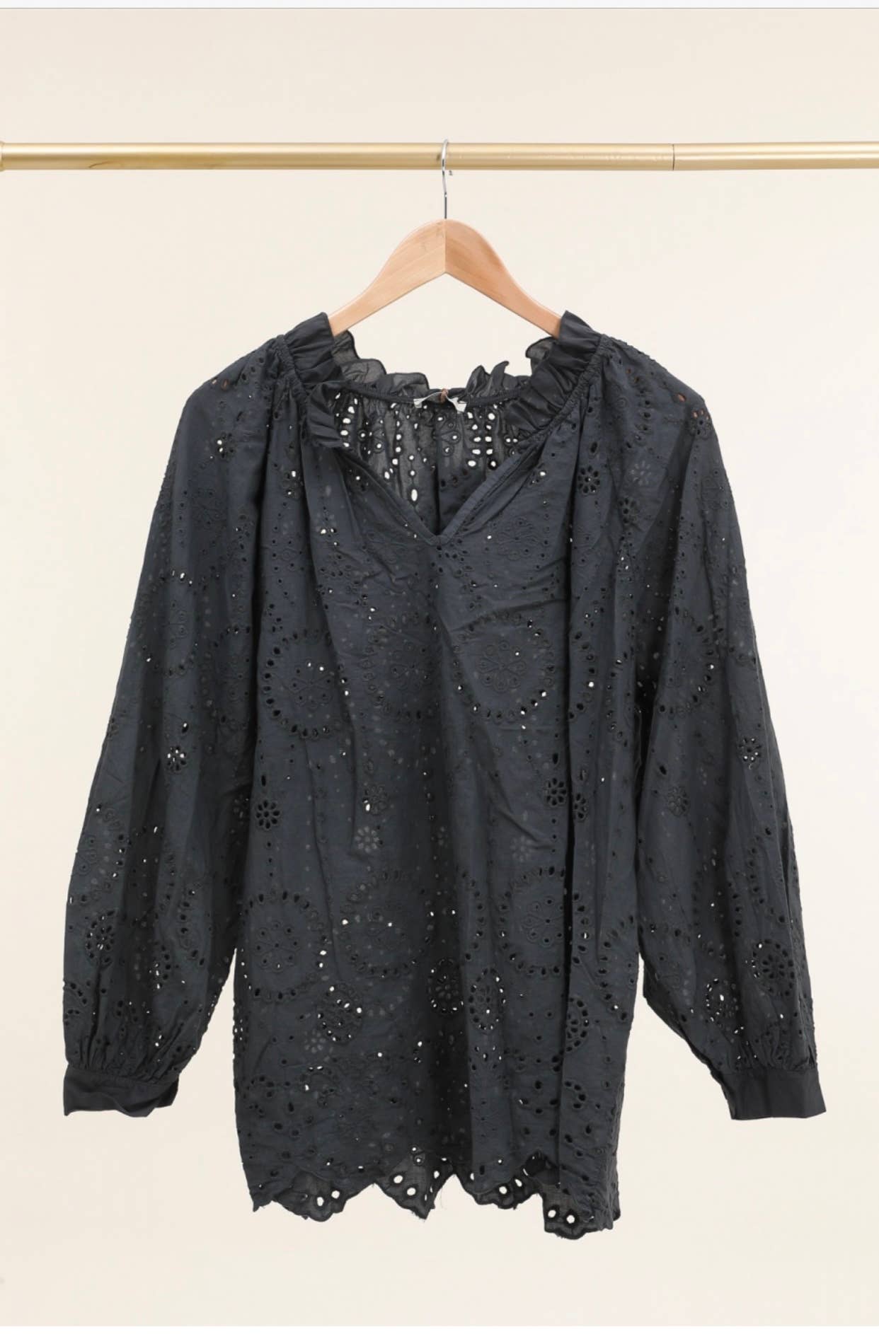Bluse med broderi anglaise og V-hals – LÉA & LUC Bluser Lea & Luc