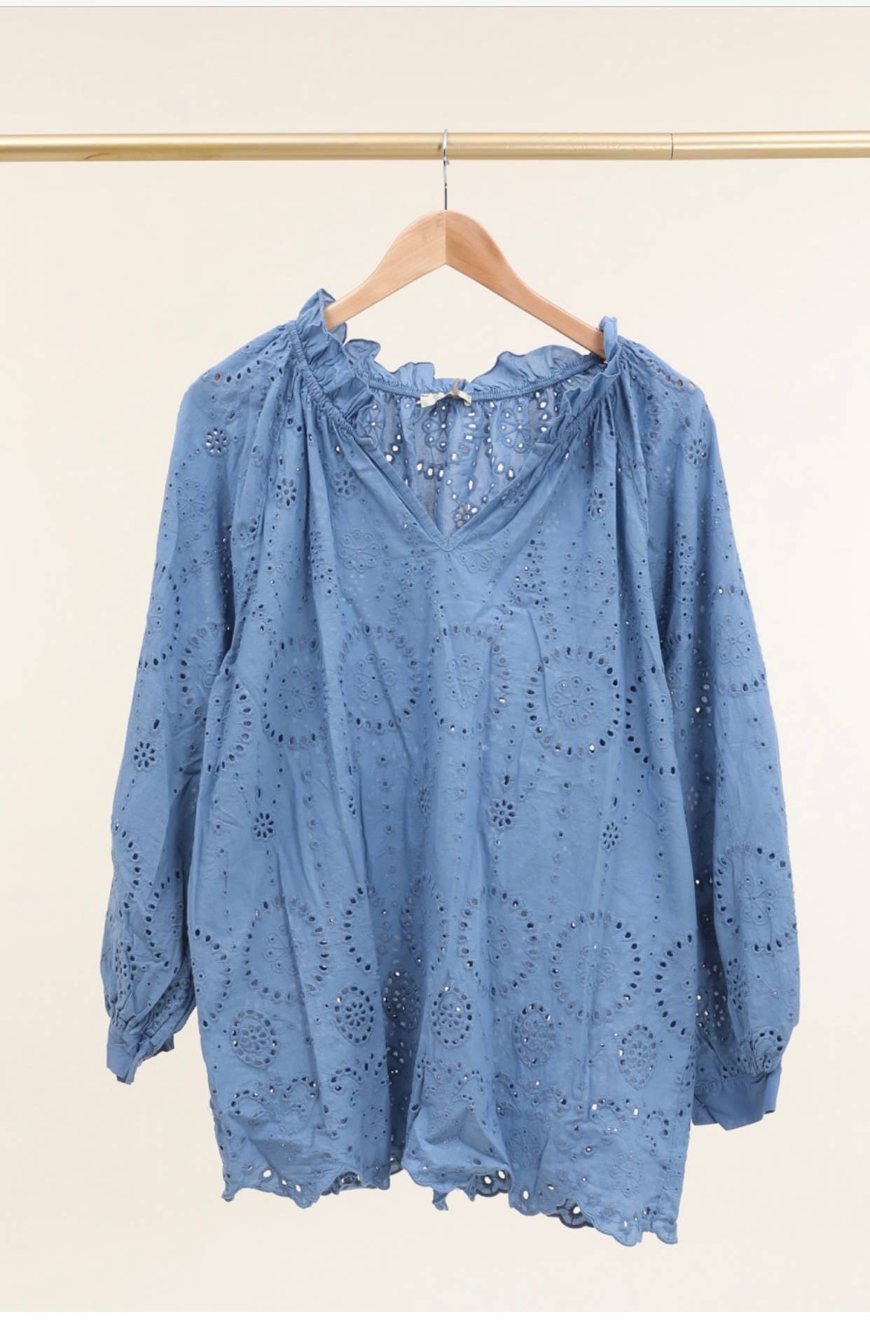 Bluse med broderi anglaise og V-hals – LÉA & LUC Bluser Lea & Luc
