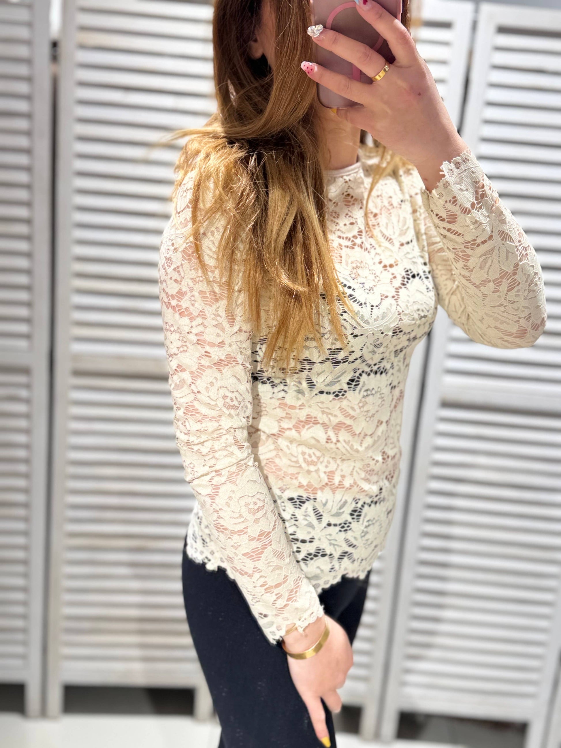 Langærmet Blondebluse Ecru - Elegant og Sofistikeret | VICTORIA&ISAAC VICTORIA&ISAAC