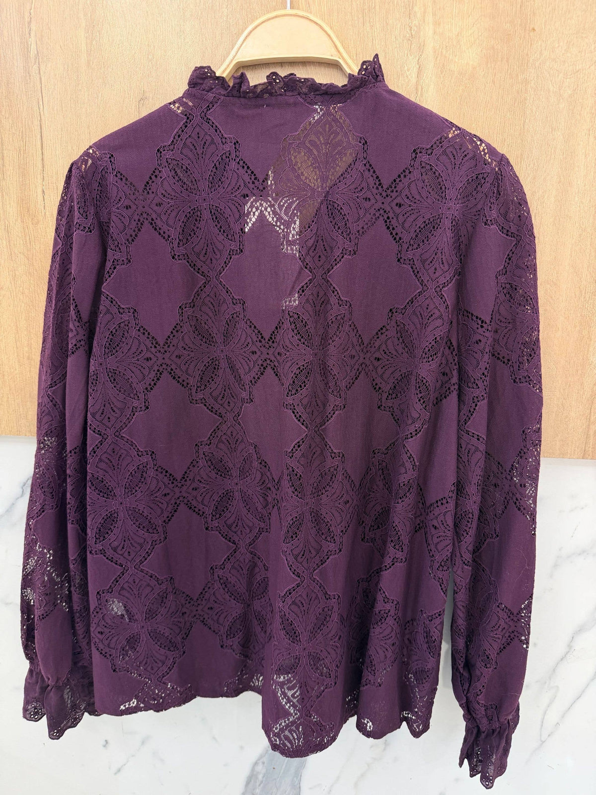 Bordeaux blondebluse med flæser Bordeaux | Orice Bluse Orice S/M