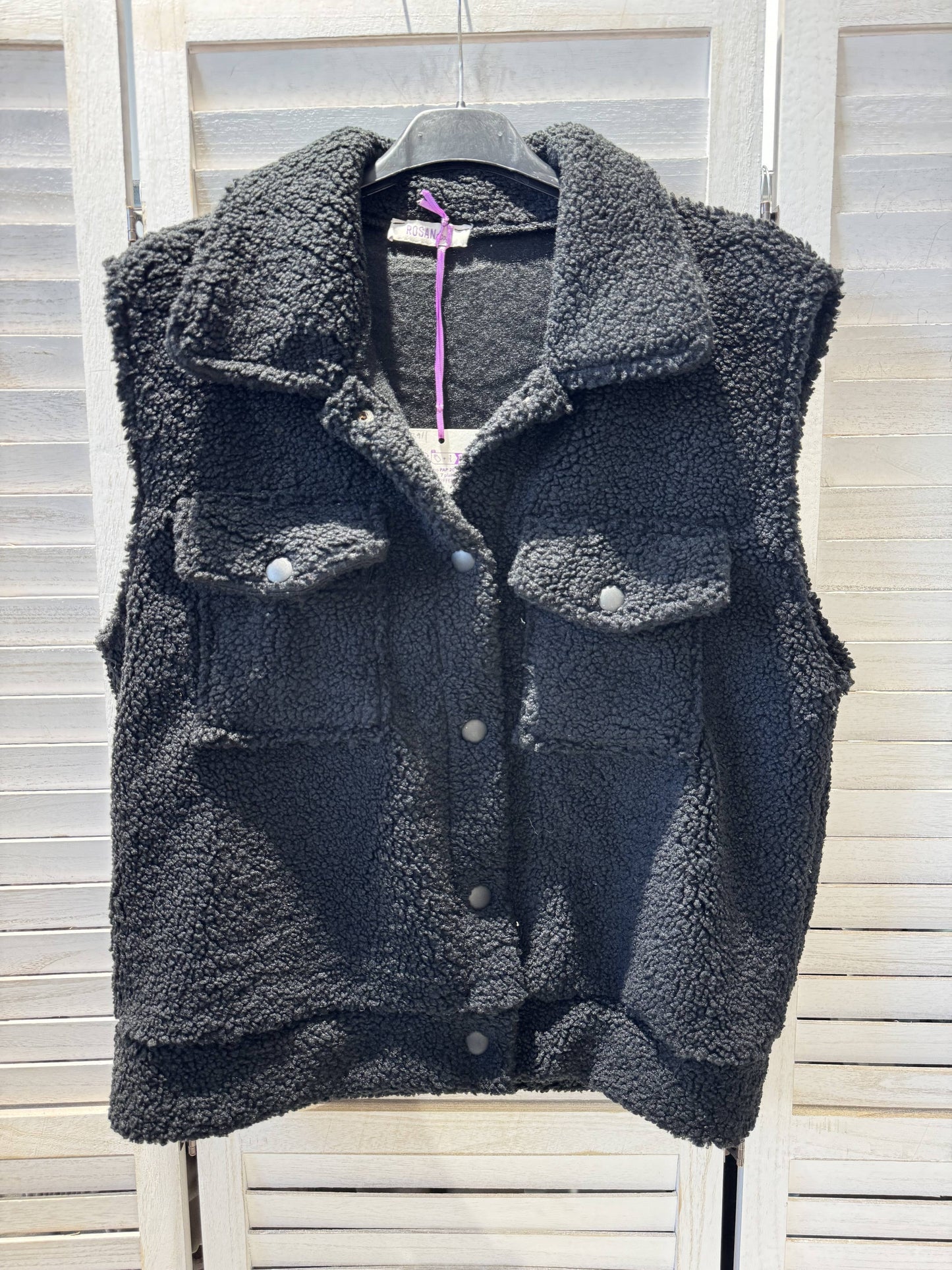 Plysvest med Lommer Sort - Imiteret Pels | VICTORIA&ISAAC VICTORIA&ISAAC