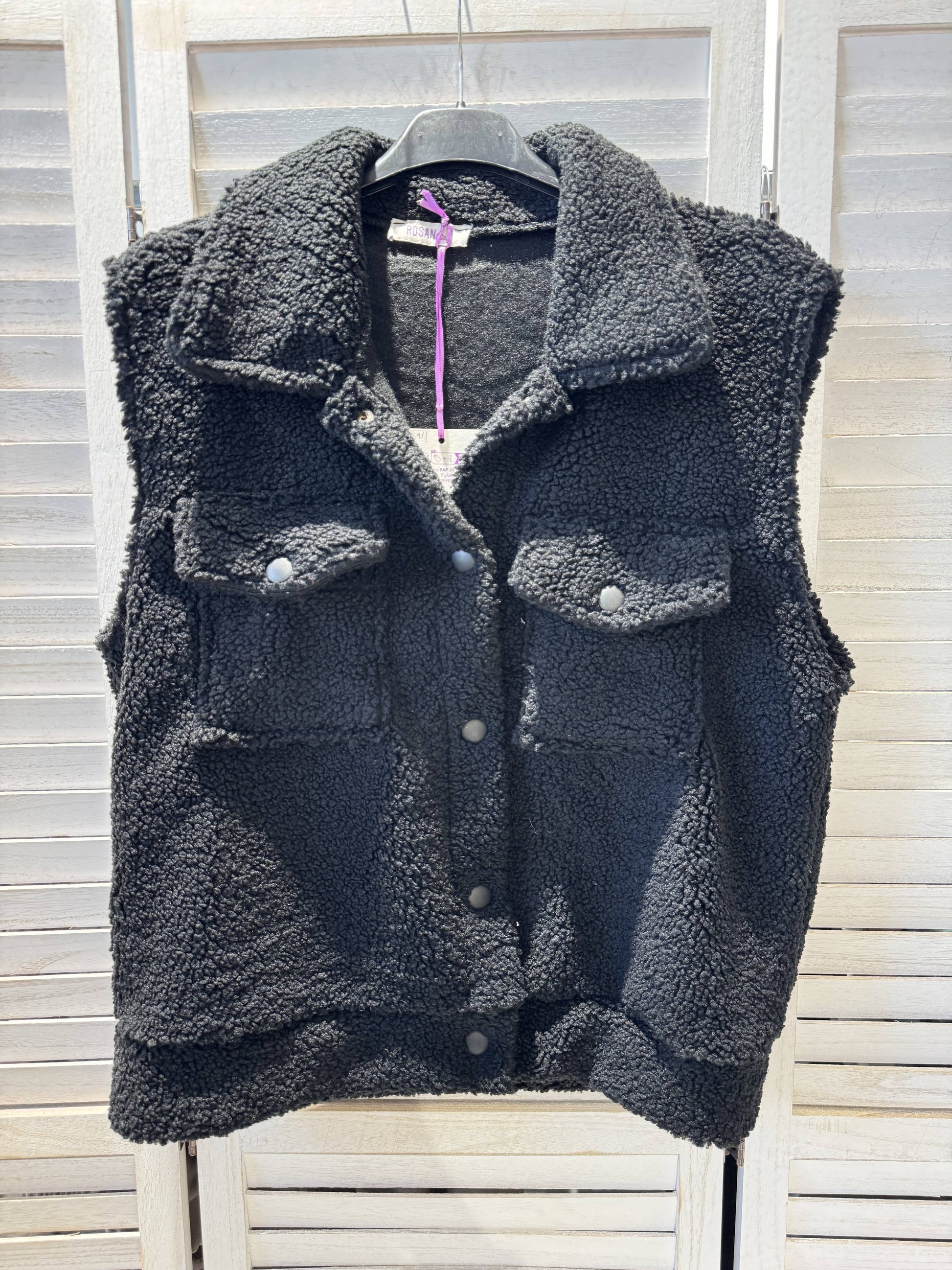 Plysvest med Lommer Sort - Imiteret Pels | VICTORIA&ISAAC VICTORIA&ISAAC