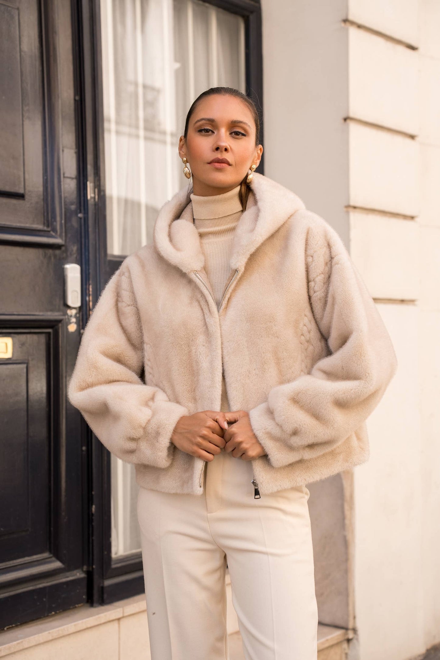 Kort Hættejakke i Imiteret Pels / Fake Fur – Beige Jakke Attentif Paris