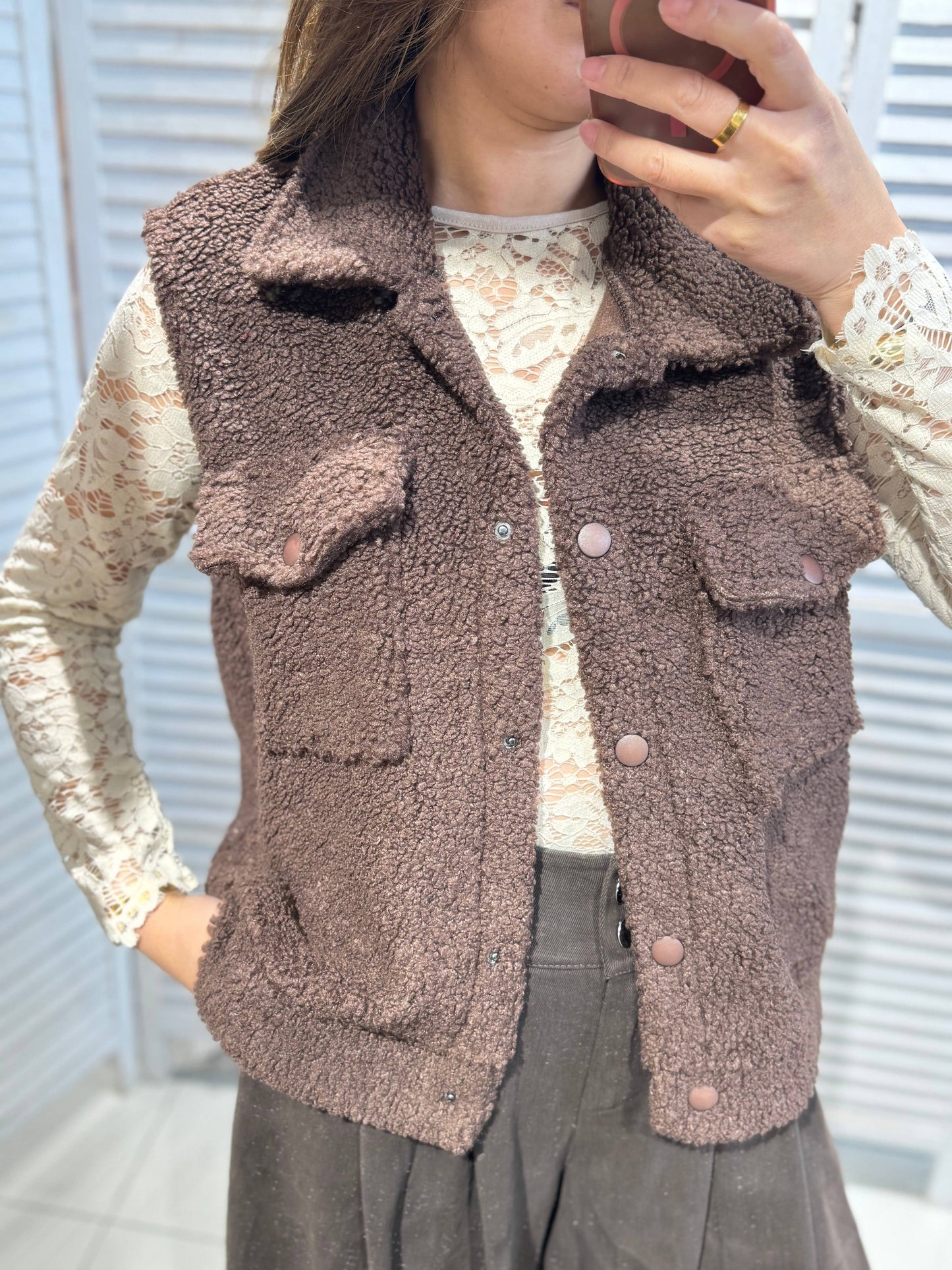 Plysvest med Lommer Brun - Imiteret Pels | VICTORIA&ISAAC VICTORIA&ISAAC