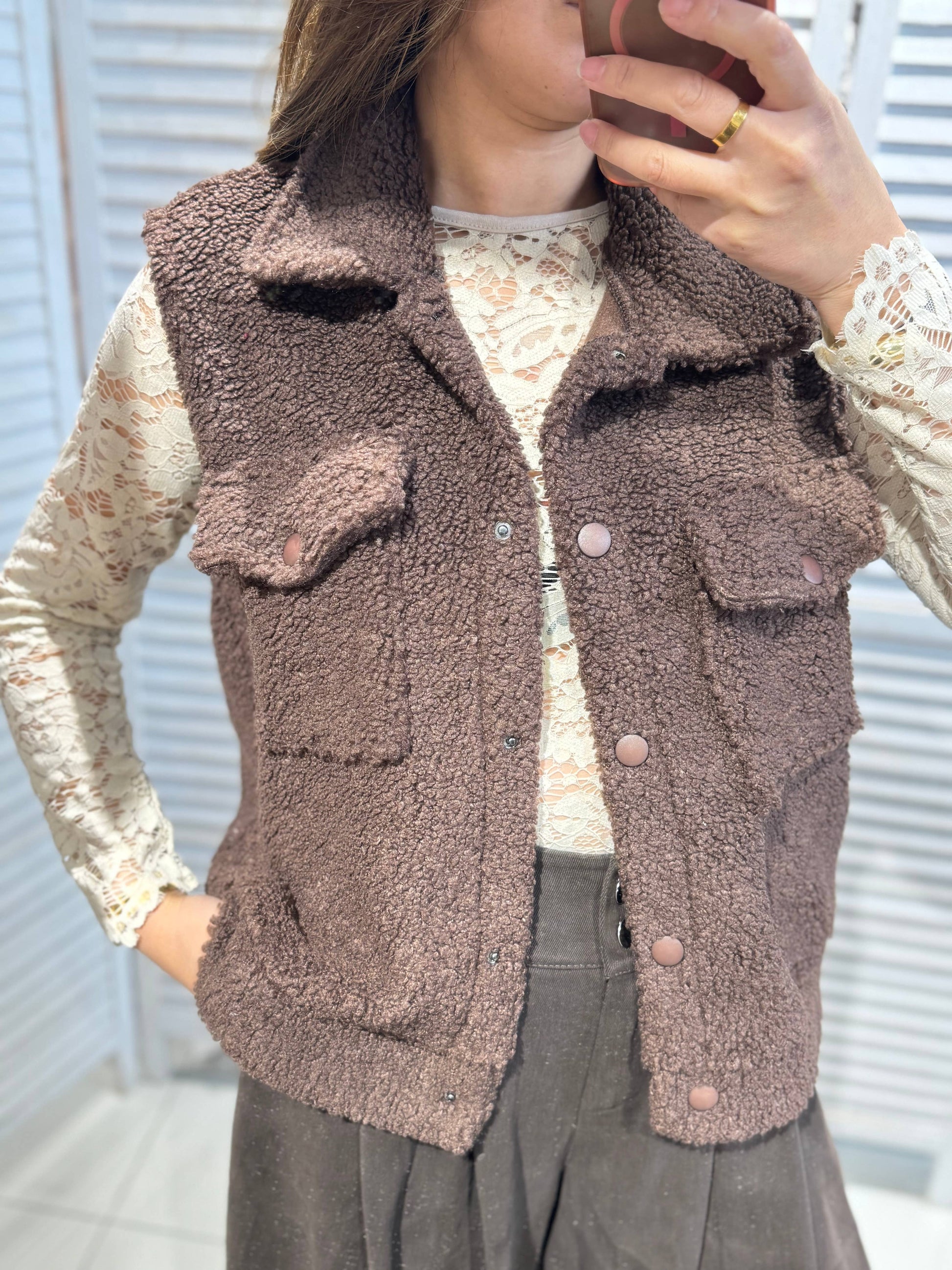 Plysvest med Lommer Brun - Imiteret Pels | VICTORIA&ISAAC VICTORIA&ISAAC