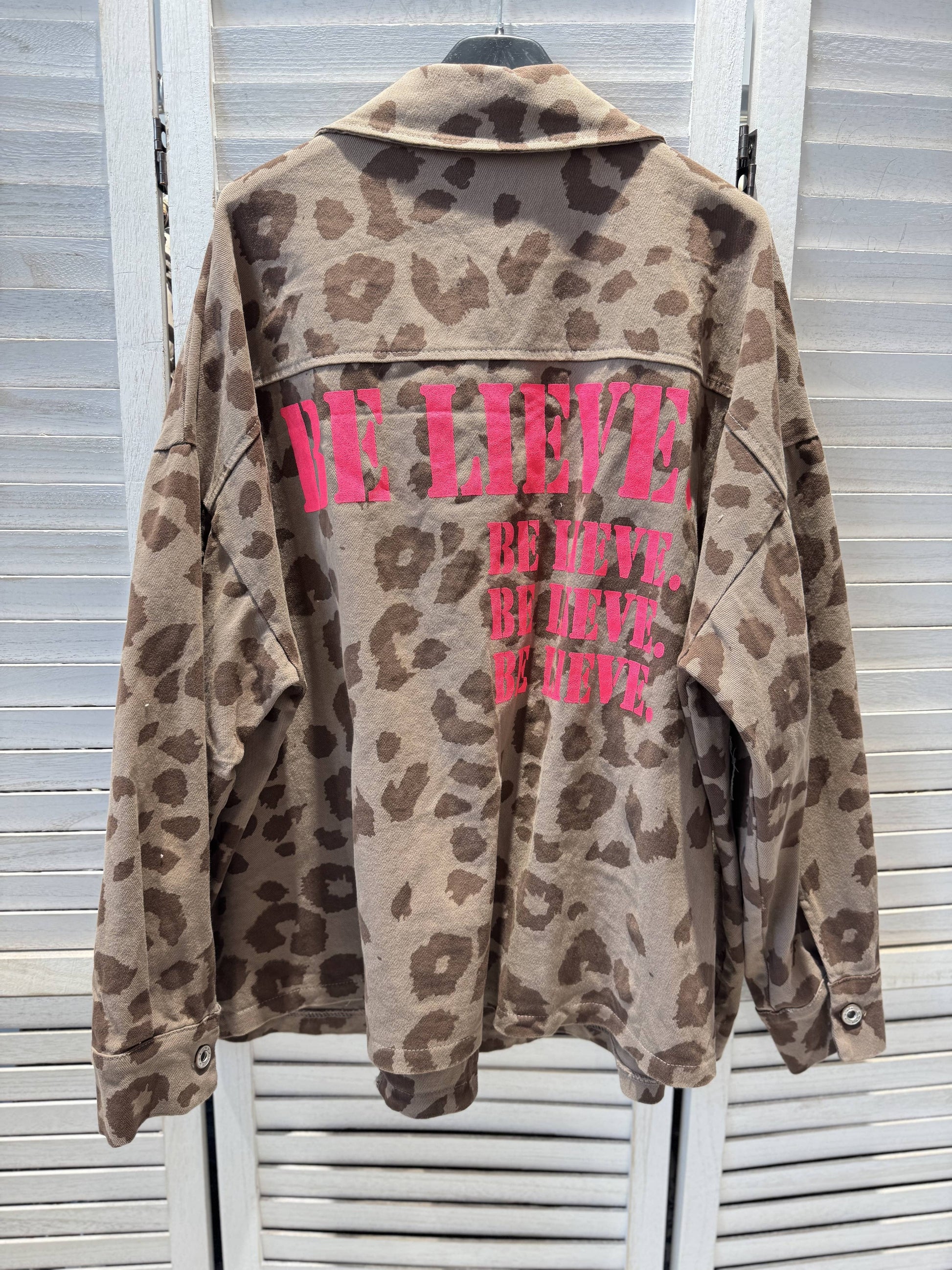 Langærmet Jakke med Leo Print - Afslappet og Moderne | VICTORIA&ISAAC VICTORIA&ISAAC