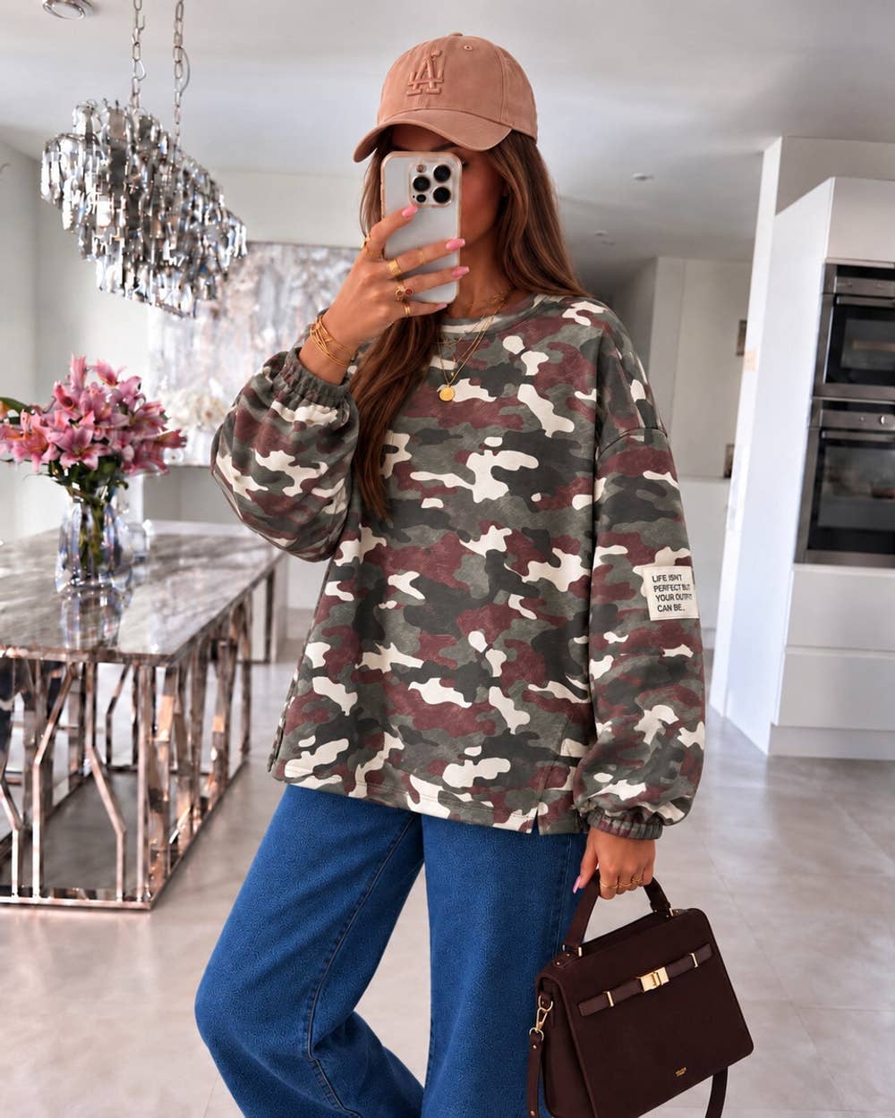Oversize i blankt camouflage stof – "Life Isn't Perfect" brun eller army