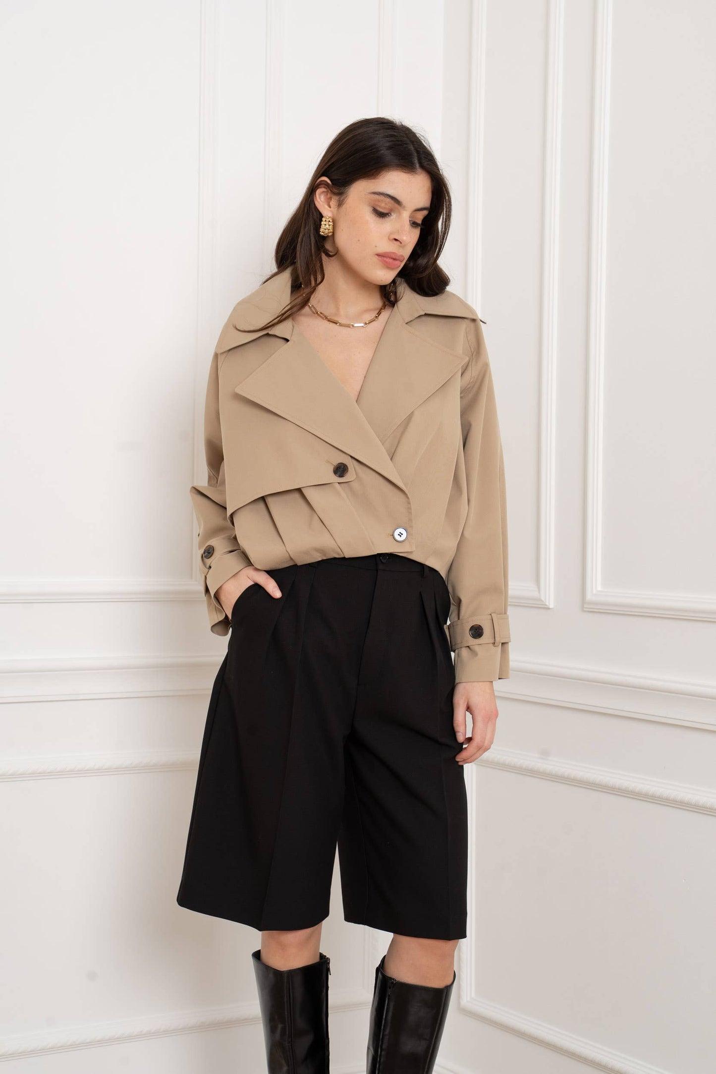 Taljekort Trenchcoat med Asymmetrisk Knaplukning – S/M & L/XL Attentif Paris Camel S/M
