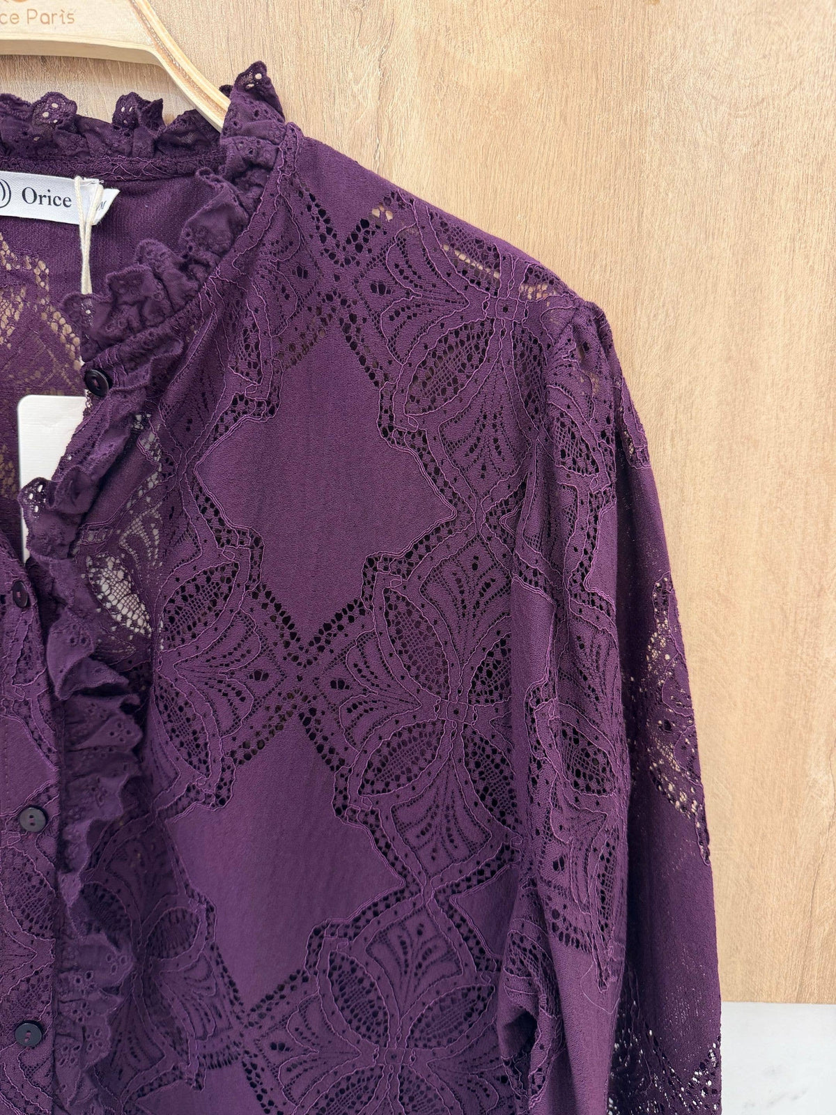Bordeaux blondebluse med flæser Bordeaux | Orice Bluse Orice L/XL