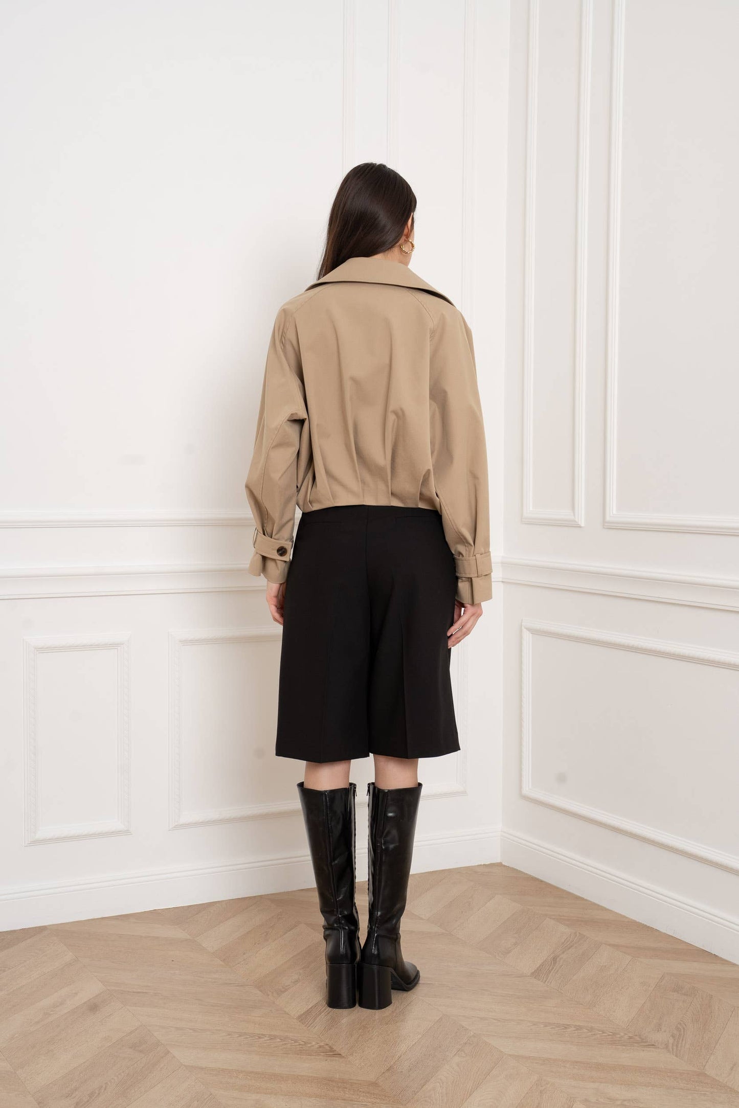 Taljekort Trenchcoat med Asymmetrisk Knaplukning – S/M & L/XL Attentif Paris