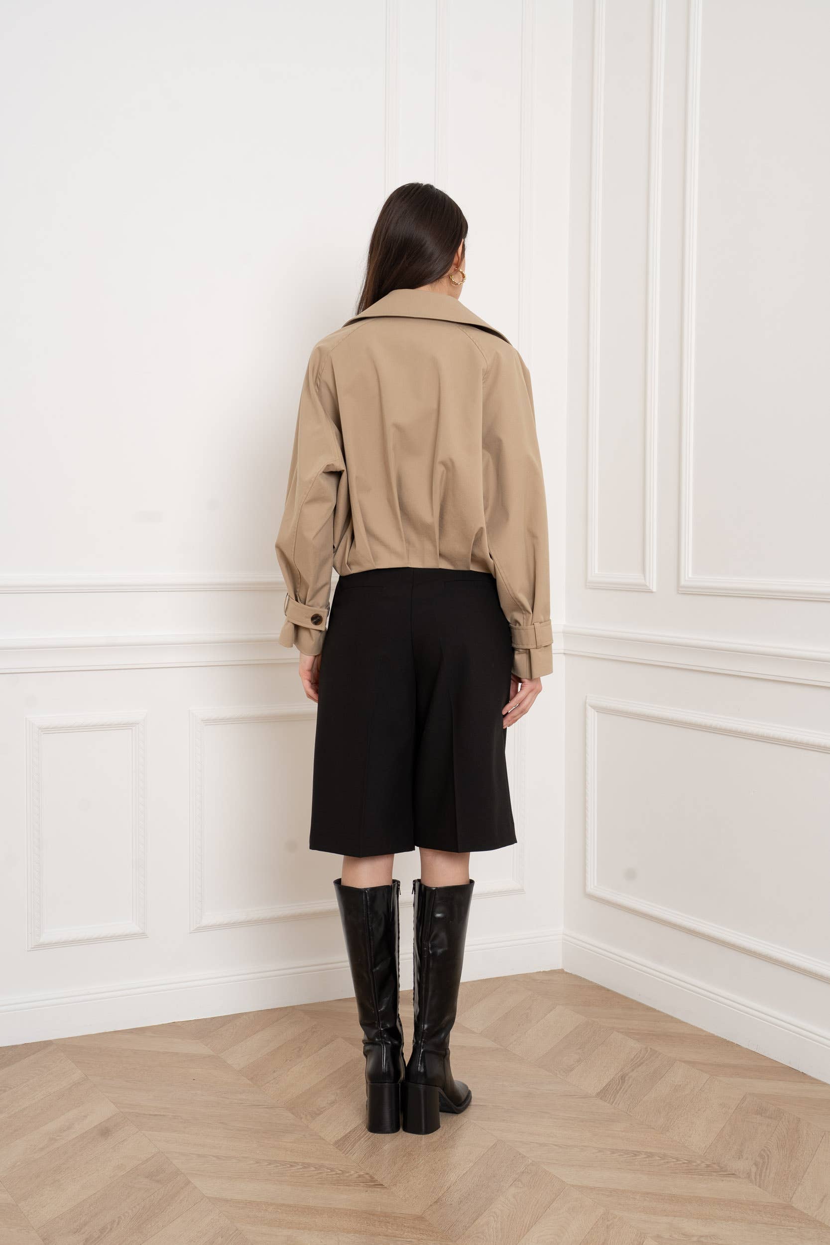 Taljekort Trenchcoat med Asymmetrisk Knaplukning – S/M & L/XL Attentif Paris