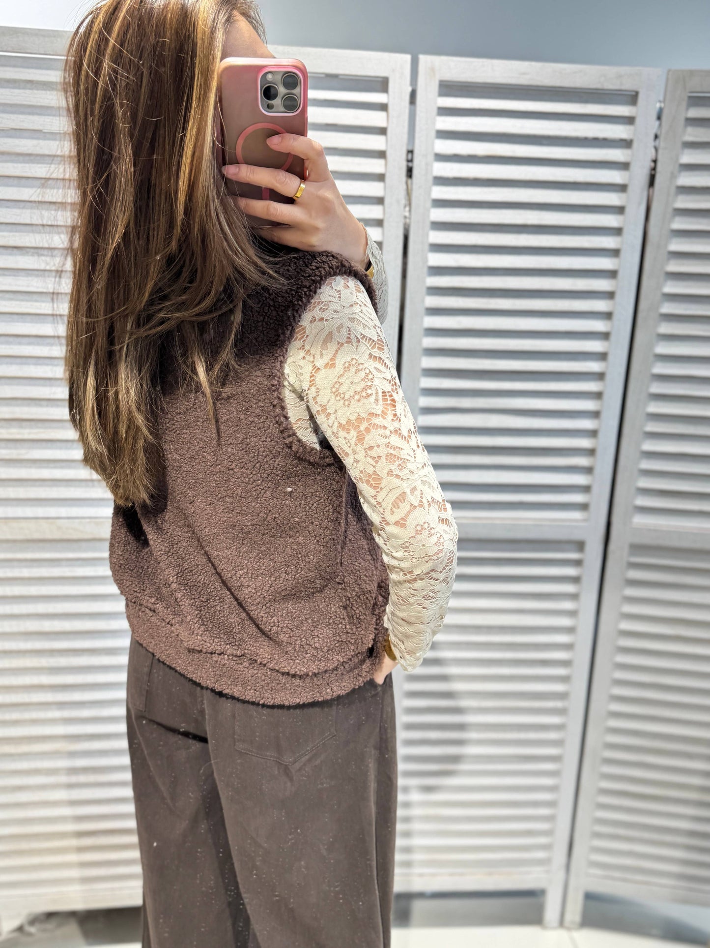 Plysvest med Lommer Brun - Imiteret Pels | VICTORIA&ISAAC VICTORIA&ISAAC