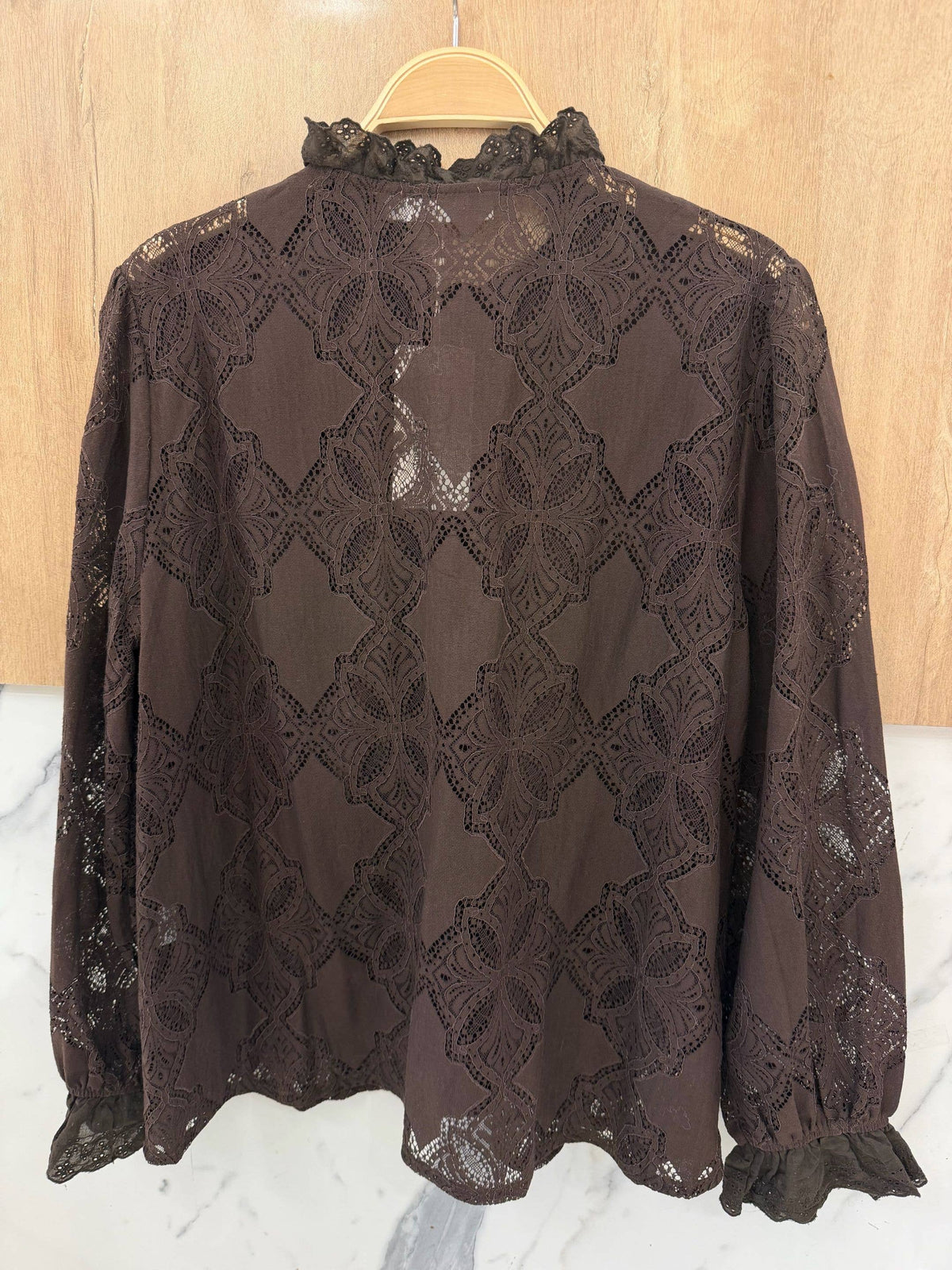 Chokoladebrun blondebluse med flæser | Orice Bluse Orice S/M