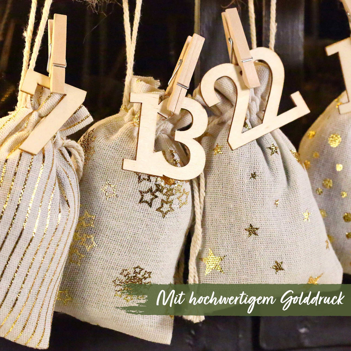 Adventskalender med 24 stofposer – Guldtryk og trætal | Papierdrachen Højtidspynt Papierdrachen